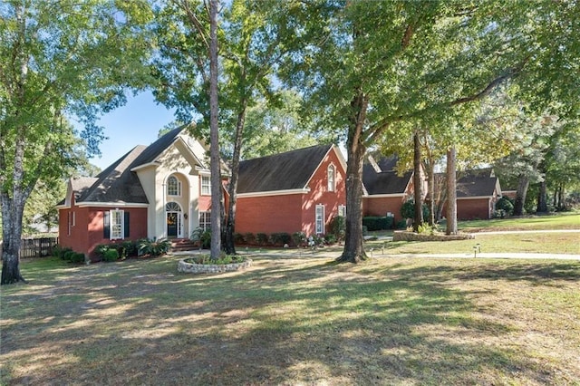 view of front of home featuring a front lawn