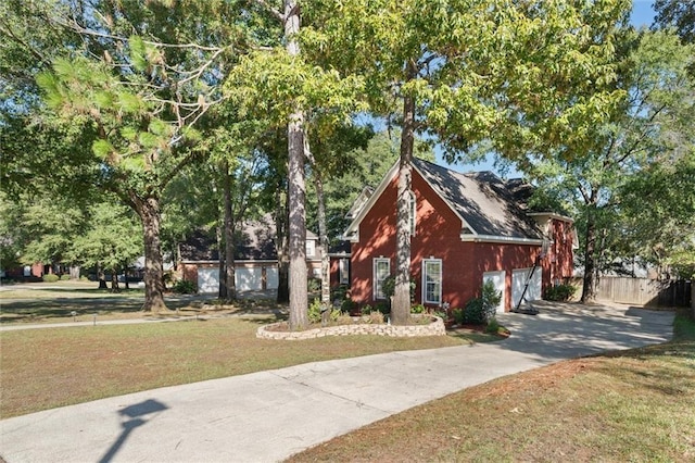 view of front facade featuring a front lawn