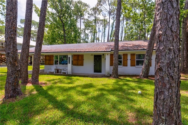 single story home featuring a front yard