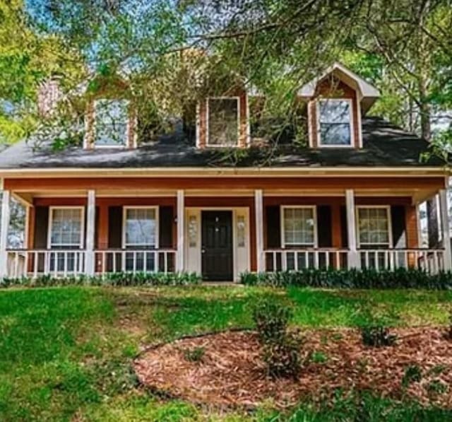 view of front facade featuring a porch and a front yard