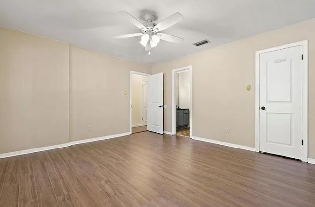 empty room featuring dark hardwood / wood-style floors and ceiling fan