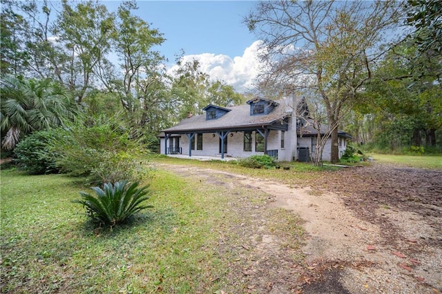 view of front facade with covered porch and a front lawn