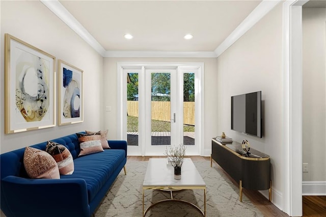 living room featuring baseboards, recessed lighting, wood finished floors, and ornamental molding