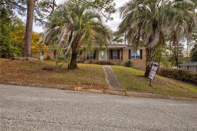 view of front of property featuring a front yard