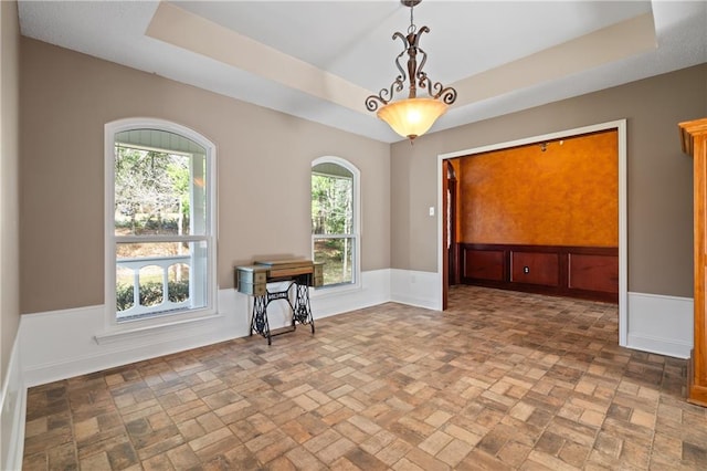 empty room with a tray ceiling