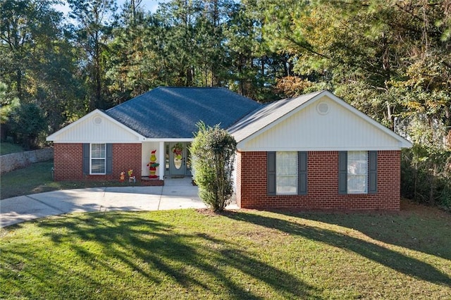 single story home with a front lawn