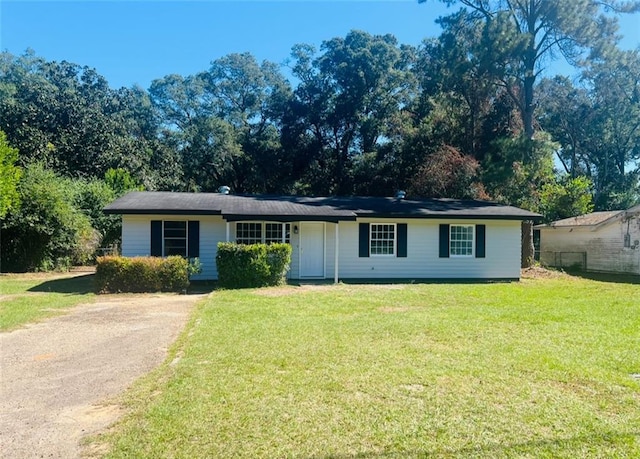 ranch-style house featuring a front lawn