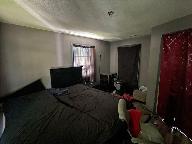1008 Miami St, Mobile, AL 36604 - bedroom with a textured ceiling