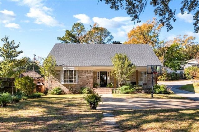 view of front of house featuring a front yard