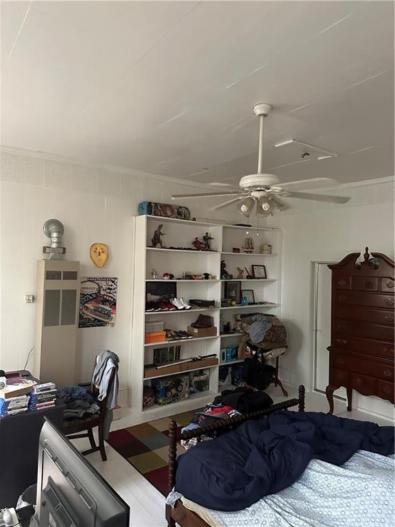 bedroom with ceiling fan