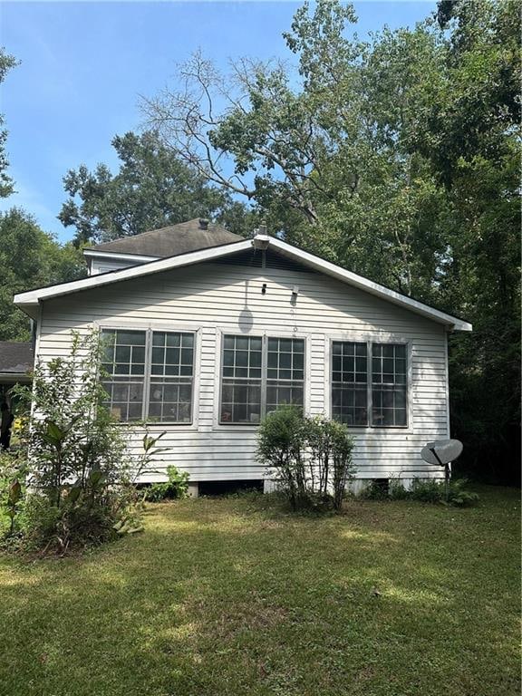 view of side of property featuring a lawn