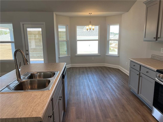 kitchen with a chandelier, sink, pendant lighting, dark wood-type flooring, and gray cabinets