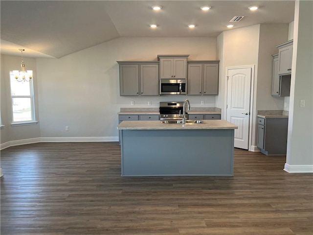 kitchen featuring sink, dark hardwood / wood-style floors, appliances with stainless steel finishes, and gray cabinetry