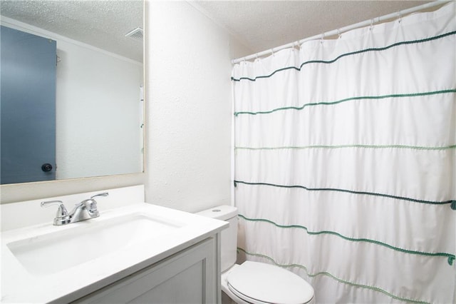 full bathroom featuring a textured ceiling, toilet, visible vents, vanity, and a shower with curtain