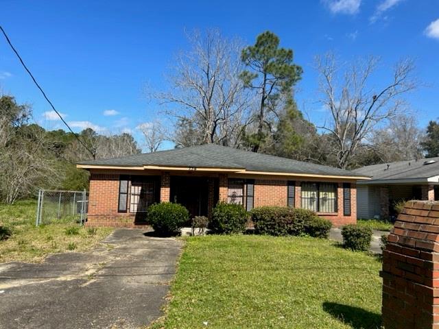 view of front of property featuring brick siding and a front yard