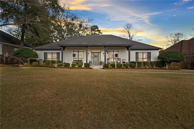 view of front of property featuring a porch and a yard