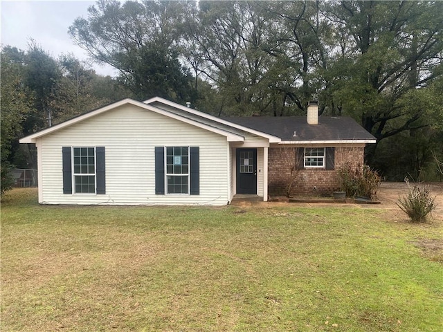 single story home featuring a front lawn