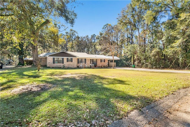 ranch-style house featuring a front yard