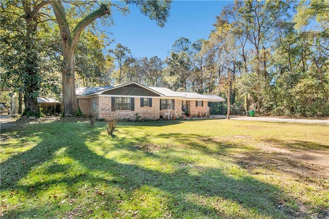 ranch-style house featuring a front yard