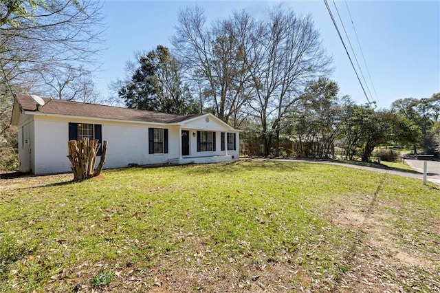 view of front facade with a front yard