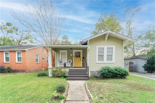 view of front of house featuring a porch and a front yard