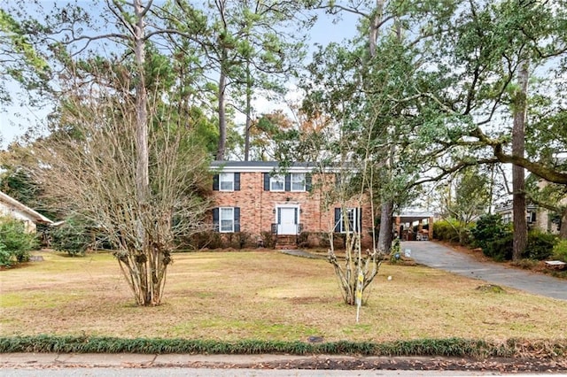 view of front of property with a front lawn