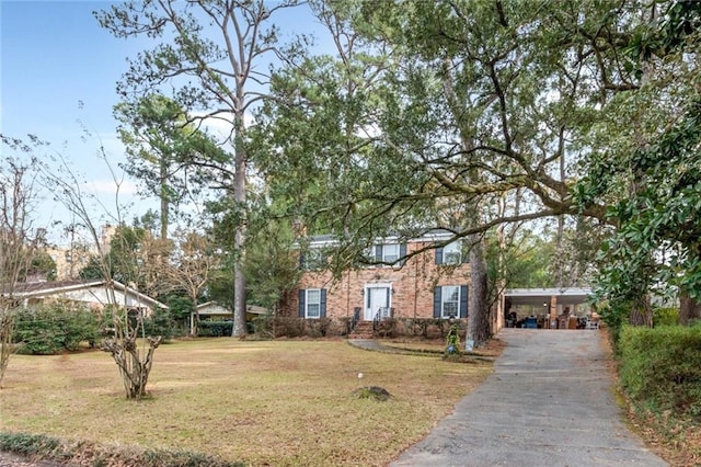 view of front of house featuring a carport and a front yard