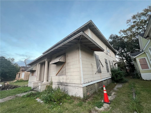 view of side of property featuring a lawn