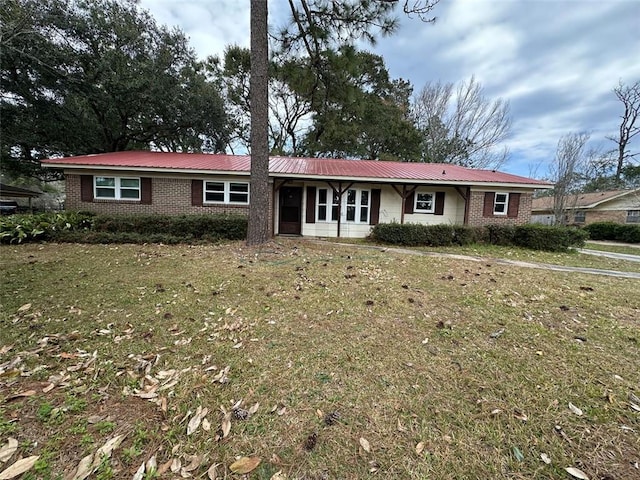 ranch-style house featuring a front yard