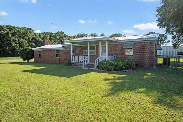 view of front of property featuring covered porch and a front lawn