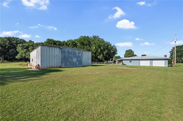 view of yard with an outbuilding