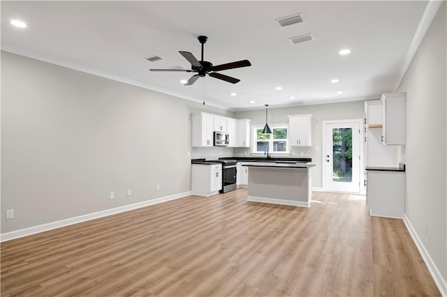 916 Mccay Ave, Mobile, AL 36609 - kitchen featuring stainless steel appliances, open floor plan, light wood finished floors, ornamental molding, and recessed lighting