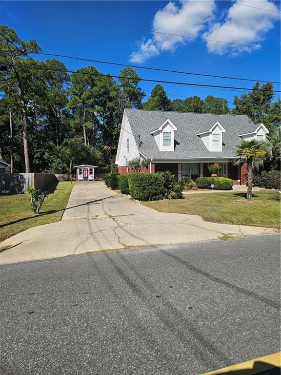 view of front of property featuring a front yard