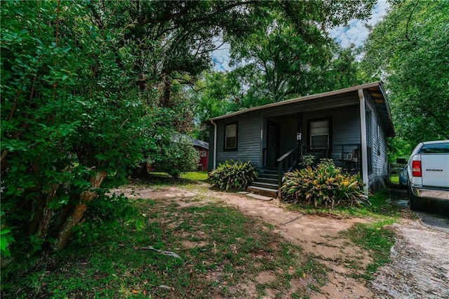 view of front facade with covered porch and driveway