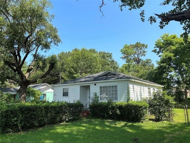 view of front of property featuring a front yard