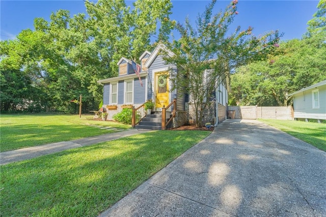 view of front of house featuring a front lawn