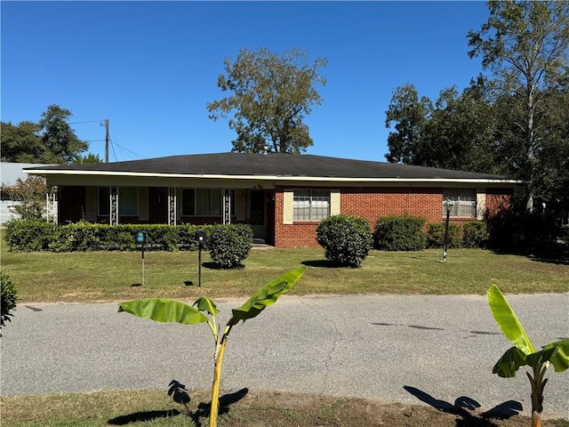 ranch-style home featuring a front lawn