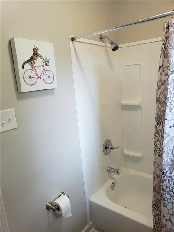 165 Stephens St, Mobile, AL 36606 - bathroom featuring shower / bath combo