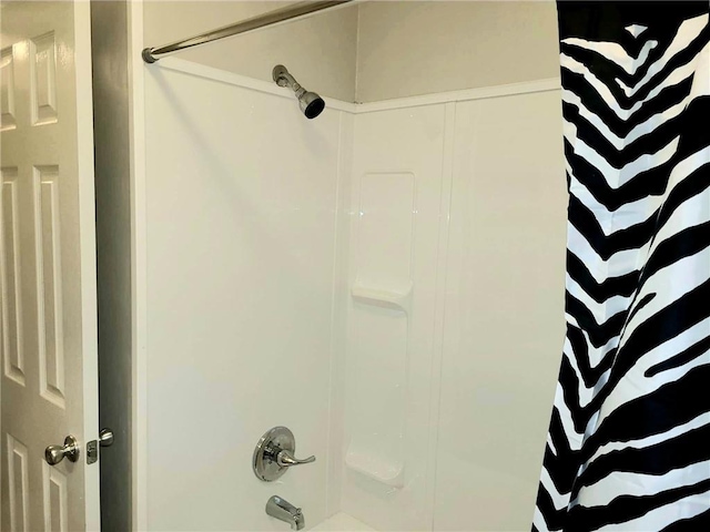 165 Stephens St, Mobile, AL 36606 - bathroom featuring shower / tub combo