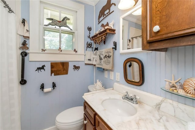 2100 River Forest Rd, Mobile, AL 36605 - bathroom featuring vanity, toilet, ornamental molding, and a shower with shower curtain