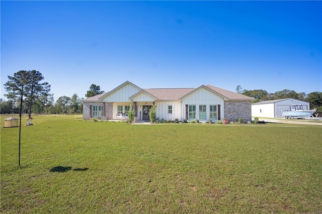 view of front facade featuring a front lawn