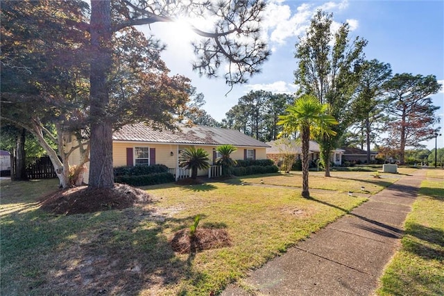 ranch-style house featuring a front yard