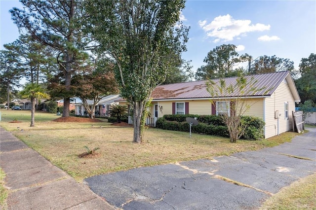 single story home featuring a front lawn