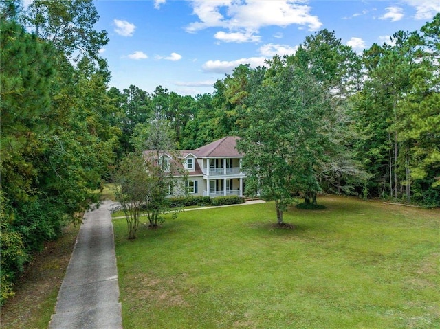 view of front of house featuring a front lawn