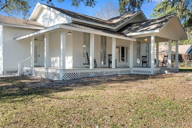 view of front facade with a porch and a front lawn