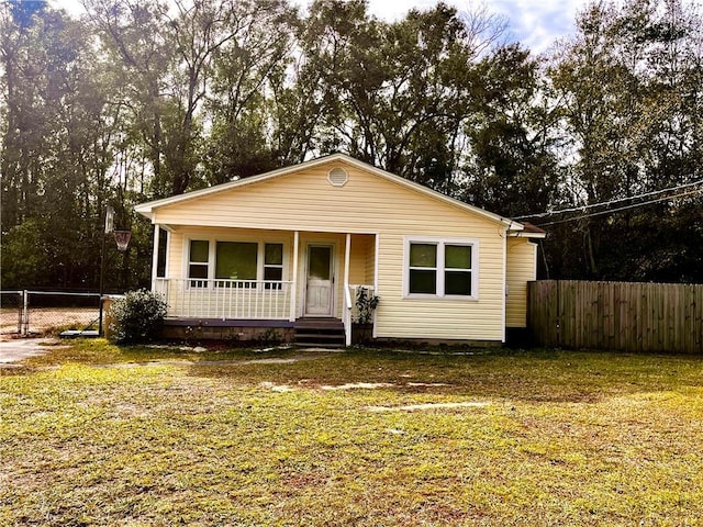 view of front of property featuring a porch and a front yard