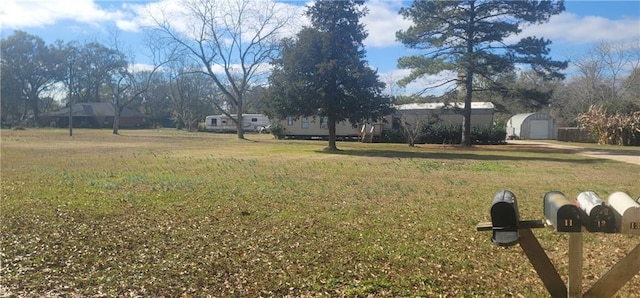 view of yard featuring a detached garage