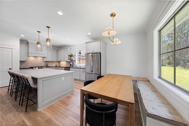 325 Pecan Ridge Blvd, Fairhope, AL 36532 - kitchen featuring stainless steel appliances, a kitchen breakfast bar, a sink, backsplash, and a kitchen island