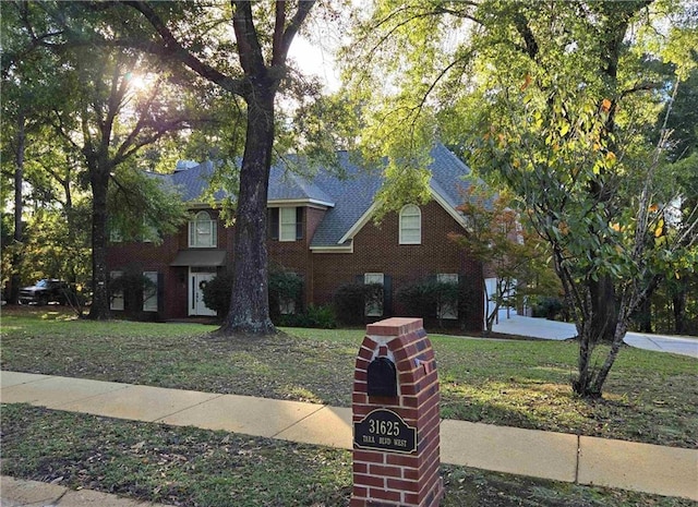 view of front of property featuring a front lawn