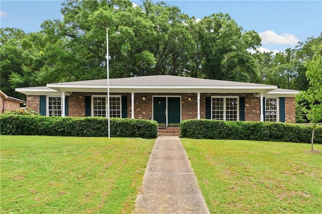 ranch-style home featuring a front lawn